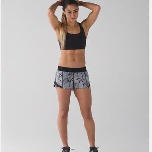 LULULEMON HOTTY HOT SHORTS 2.5" DOTTIE TRIBE WHITE /BLACK SIZE 6